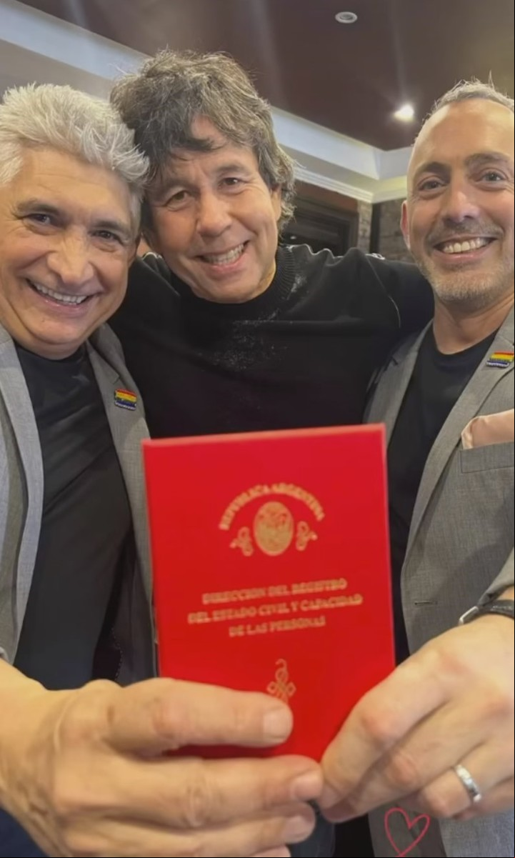 Ariel Rodríguez Palacios junto a los novios. Foto: Instagram