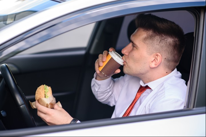 La experta en Feng Shui desaconseja comer en el auto. Foto: ilustración Shutterstock.