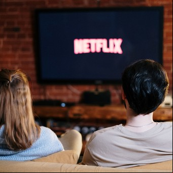 Cómo montar y ajustar el televisor en la pared de manera segura 