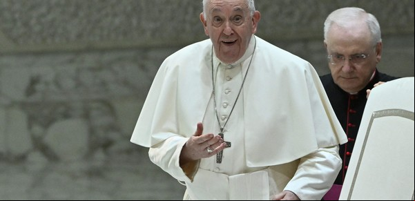 El Papa criticó la difusión de noticias falsas y dijo que el periodismo tiene cuatro pecados: "El primero es la desinformación"