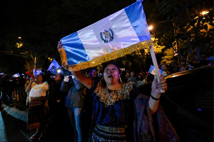 Celebración en Guatemala tras el triunfo de Arévalo. Foto AFP