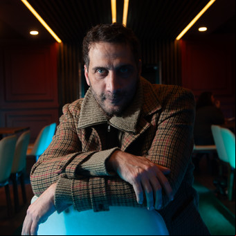 Luciano Cáceres juega con el título de su nueva serie y se confiesa: "Soy re frágil"