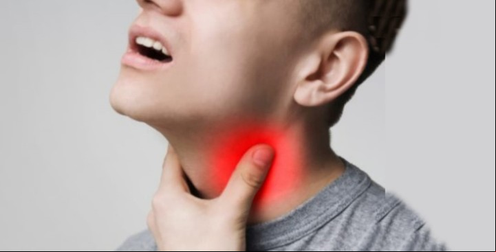 Otro de los beneficios de la salvia es combatir el dolor de garganta.