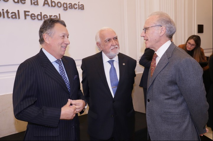 El titular de la Cámara Electoral, Alberto Dalla Vía, el presidente del Colegio Público de Abogados porteño, Ricardo Gil Lavedra, y el ministro de la Corte Suprema de Justicia, Carlos Rosenkrantz, en el acto por el día de la abogacía.
