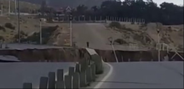 Las impactantes imágenes del colapso de la Ruta 3 en Comodoro Rivadavia: quedó partida en dos