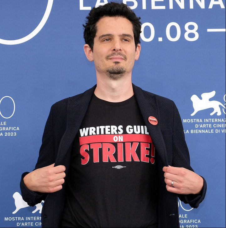 Damien Chazelle, presidente del Jurado en venecia, mostrando la remera en apoyo a la huelga de Hollywood. Foto EFE
