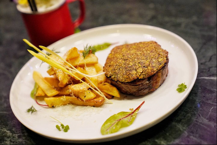 El ojo de bife  con croute de pistachos y papas trufadas de La Villa, el nuevo restaurante de Villa Devoto. 