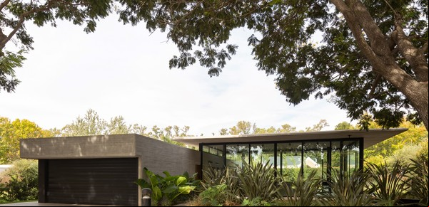 Cómo es el diseño de la Casa JP en Funes: dos volúmenes arquitectónicos que funcionan como un todo