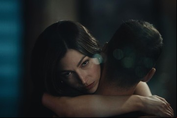 "El cuerpo en llamas", la serie con Úrsula Corberó, gana por su trama y pierde por sus manejos del tiempo