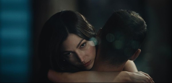 "El cuerpo en llamas", la serie con Úrsula Corberó, gana por su trama y pierde por sus manejos del tiempo