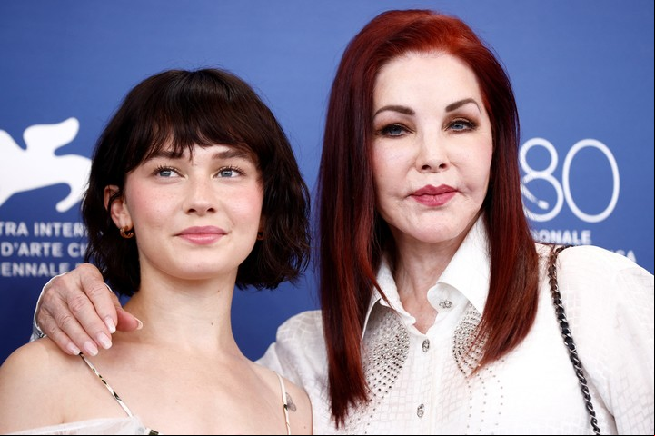 En setiembre, en Venecia, Cailee Spaeny y Priscilla Presley. "No podía creer estar sentada en la première a su lado, y verme en la pantalla", dijo la actriz a Clarín. Foto Reuters