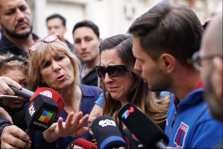 Maricel, viuda de Mariano, junto a su cuñado Fernando (hermano de la víctima) y su mamá, Marisa. Foto Juano Tesone.