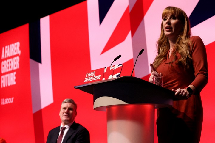 La número dos del Partido Laborista británico, Angela Rayner, en una conferencia partidaria en septiembre de 2022. Foto: REUTERS