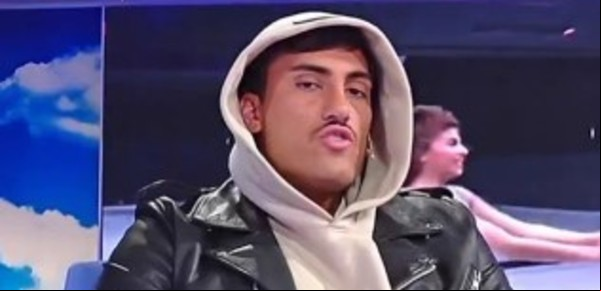 Tomás Holder protagonizó un escándalo en “Intrusos” porque no se quiso sacar la capucha