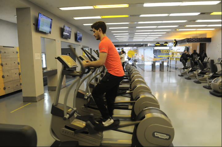 La máquina elíptica permite un trabajo integral del cuerpo.