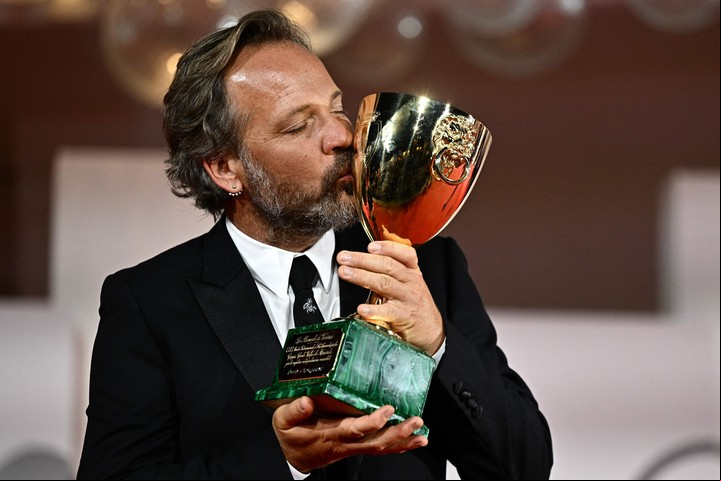 El actor Peter Sarsgaard besa su Copa Volpi. La obtuvo por "Memory", de Michel Franco. Foto AFP
