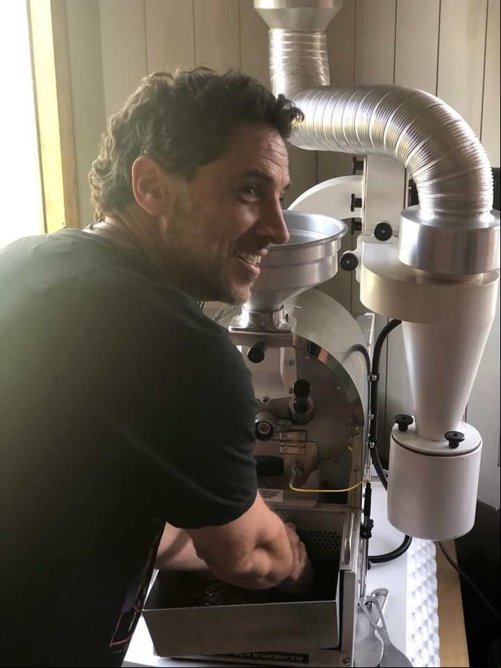 En la máquina. Marcelo Vigna, tostando café en San Martín de los Andes.