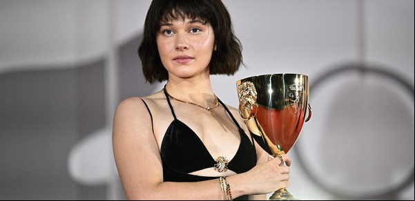 Cailee Spaeny, la actriz que interpreta a Priscilla Presley en cine y va camino al Oscar