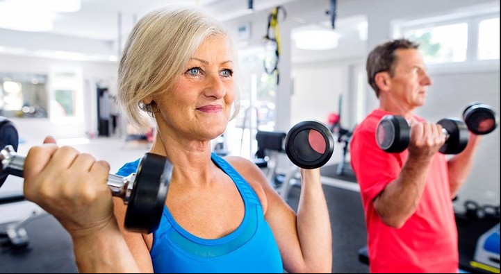 Cada vez más personas recurren al gimnasio y la creatina para ganar masa muscular.