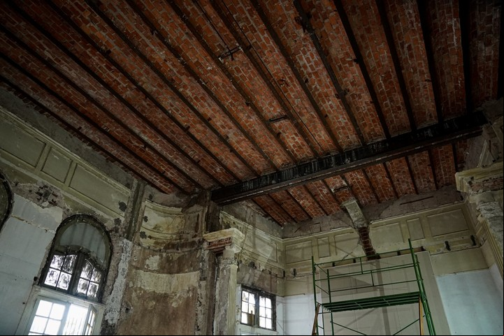 En uno de los salones sobre Libertador se retiraron los cielorrasos y se descubrieron ornamentos y la bovedilla. Foto Maxi Failla