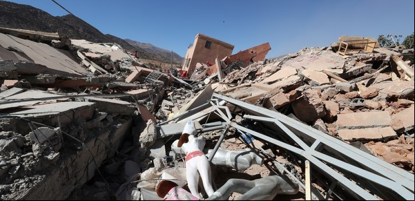 Terremoto en Marruecos: familias y amigos buscan a sus seres queridos, sepultados en zona remotas donde la ayuda no llega