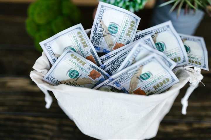 Dinero. En total, había 3940 dólares adentro del envoltorio.