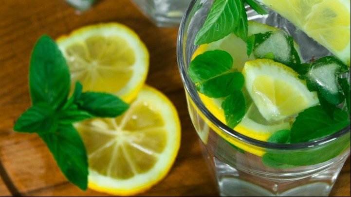 Cómo preparar agua de menta y limón. Foto: Pexels.