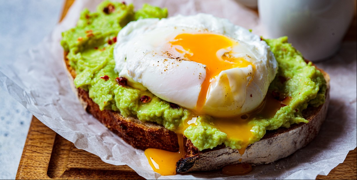 Avocado toast: cuántas calorías tiene la tostada con palta y 6 recetas fáciles y mucho más baratas que en los bares de moda 