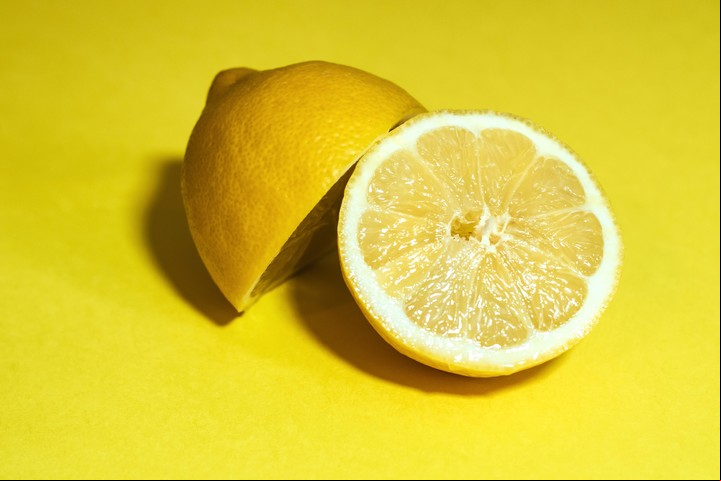 El jugo de limón aporta vitamina C al agua de berenjenas.