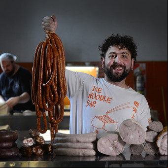 Dejó Ciencias Económicas para hacer mortadela y chorizos : un éxito en restaurantes top