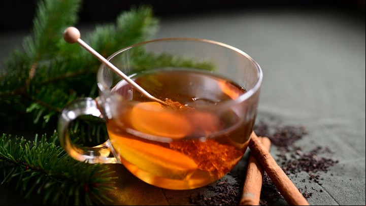 El té de canela es muy fácil de preparar.