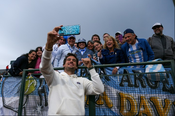 "Quería venir venir a agradecerles a todos ustedes, a la gente que siempre acompañó", afirmó Pella. Foto EFE/ Luciano González