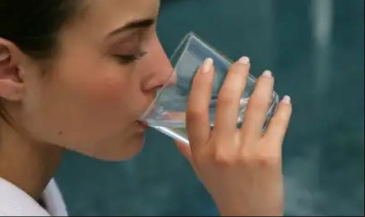 Recomiendan en adultos una cucharada de bicarbonato mezclado en un vaso de agua.