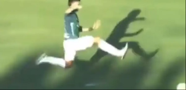 Una roja y dos lesionados en la misma jugada: la patada "asesina" en el fútbol de Honduras que recorre el mundo