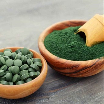 Cuáles son los beneficios de la moringa y la espirulina, según los especialistas