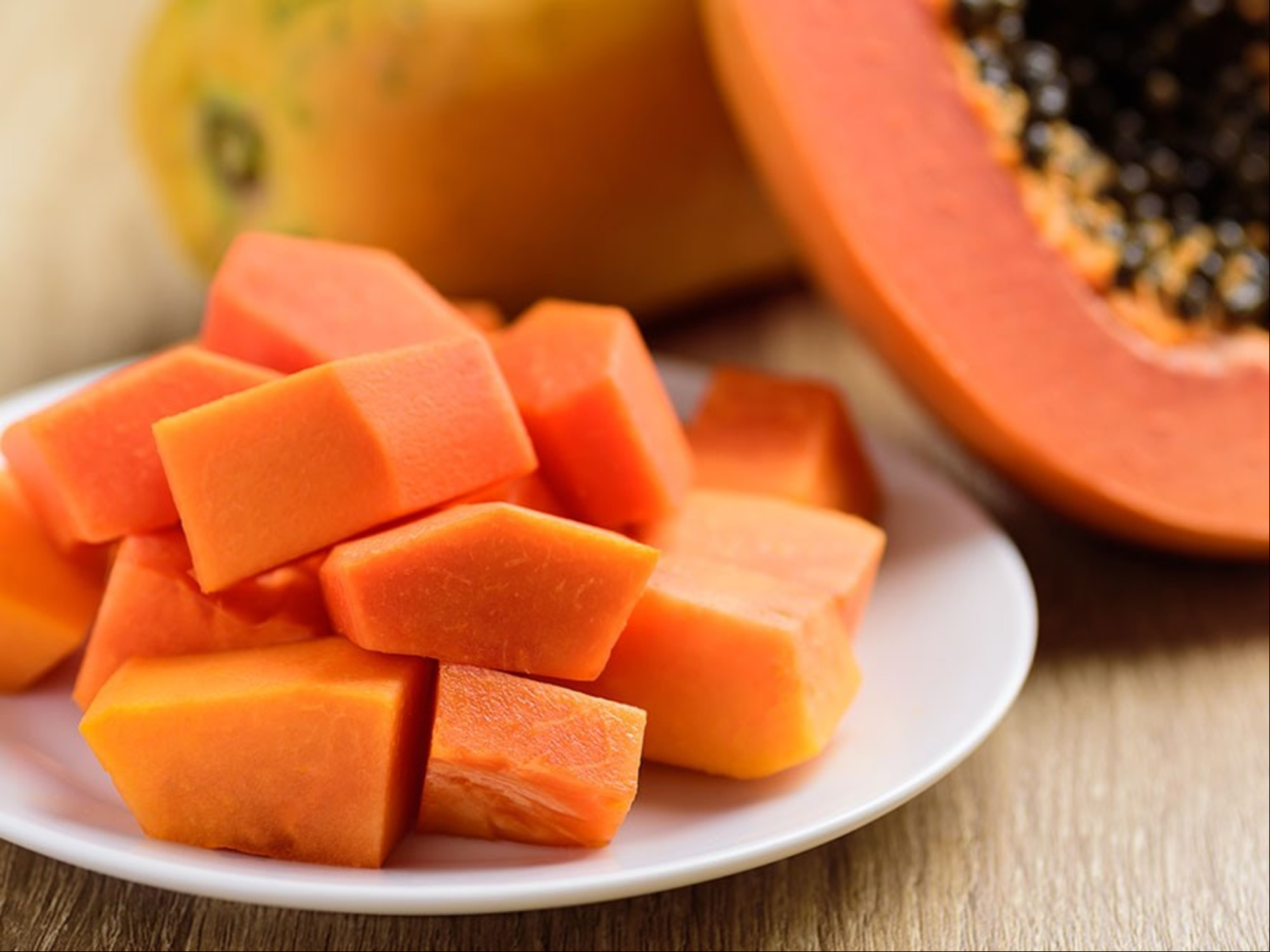 La papaya tiene propiedades antiinflamatorias y antioxidantes.
