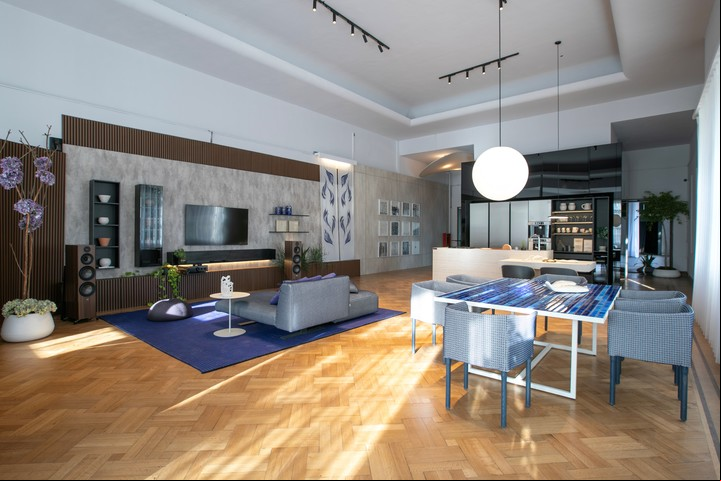Zonas bien delimitadas pero continuidad visual en el Loft que diseñaron Martos y Gallego.