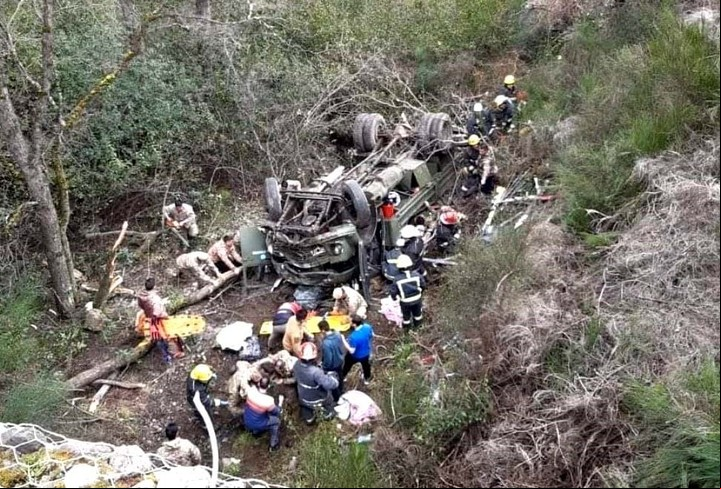 El camión que trasladaba a los soldados en San Martín de los Andes quedó destruido. Foto Télam