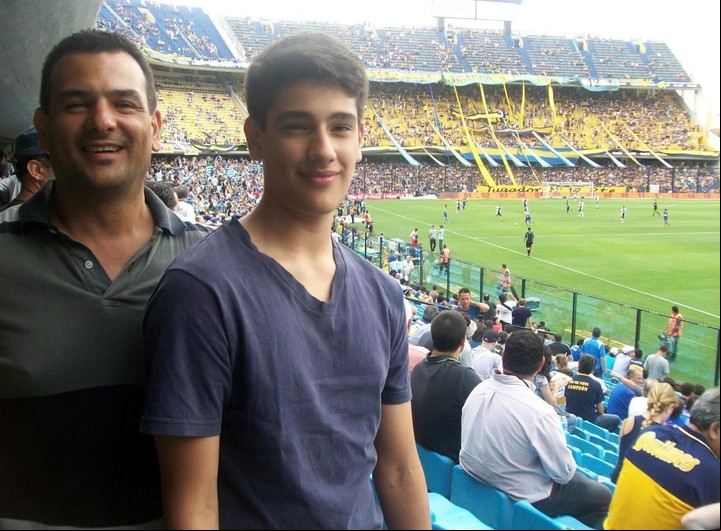 En la Bombonera. Alejandro Rori, el amigo del lector, junto a su hijo.