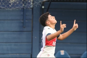 Benjamín Agüero, nieto de Diego Maradona e hijo del Kun Agüero, metió su primer gol en AFA: el video y la alegría de mamá Gianinna