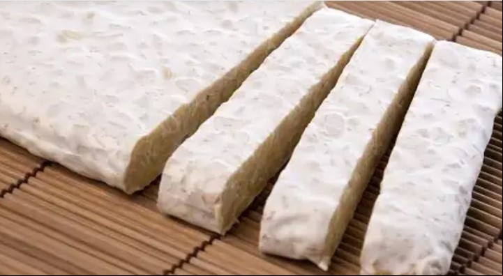 Tempeh o tempe. Superalimento con vitaminas y nutrientes. Se logra fermentando la soja.