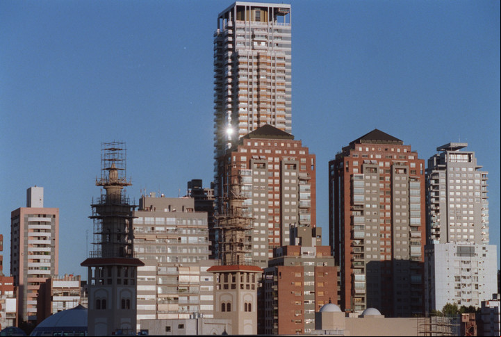 El mercado inmobiliario invierte sobre todo en algunos barrios, que están colapsados. Foto Archivo