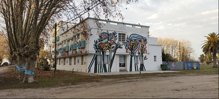 El hotel de Pipinas fue remodelado por los habitantes. Foto Turismo Buenos Aires