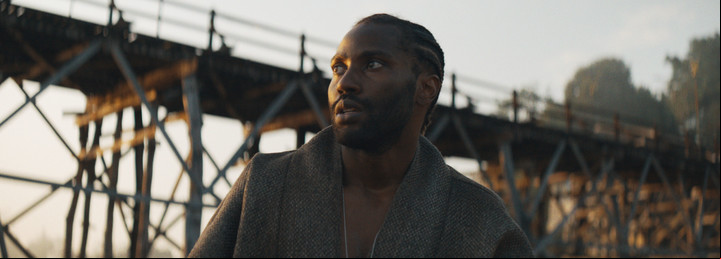 John David Washington, el protagonista que pierde una pierna y a la mujer con la que esperaba una beba. Foto Disney