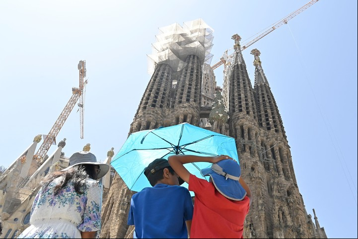 Visitanes iran la Sagrada Familia en Barcelona. Foto Pau BARRENA / AFP