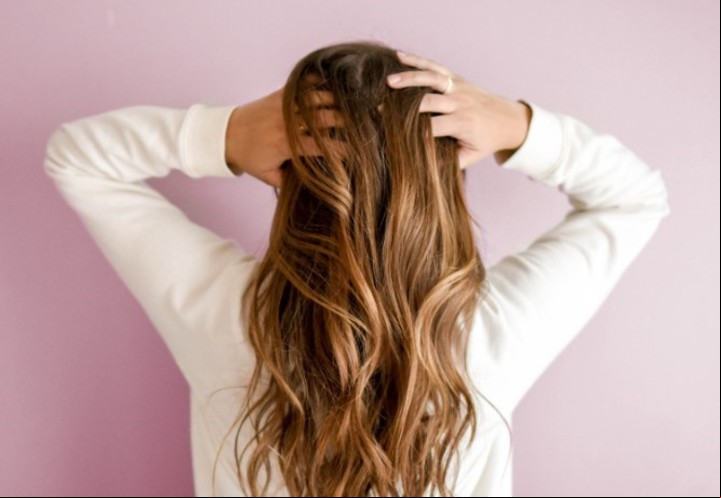 Existen varias formas de estimular el crecimiento del pelo de manera natural, sin recurrir a cosméticos.