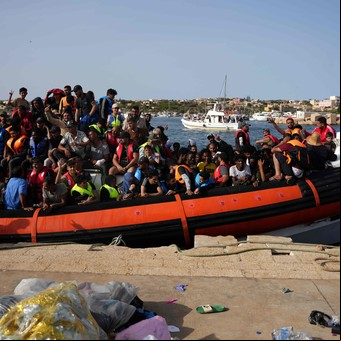 Europa no sabe qué hacer con los migrantes y estudia soluciones "inviables": devolverlos a los países de origen o encerrarlos en campos de retención