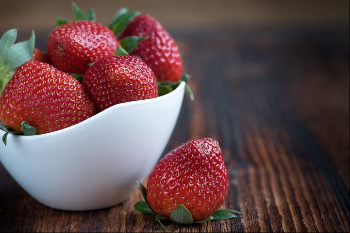 Fresas o frutillas, fuente de vitamina C. Foto: Pexels.