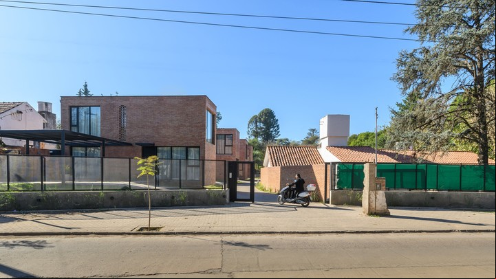 El complejo de viviendas ocupa un terreno de 1.370m2. En el sitio ya existía una villa de vacaciones y una casa detrás Complejo Magnolia Foto Gonzalo Viramonte