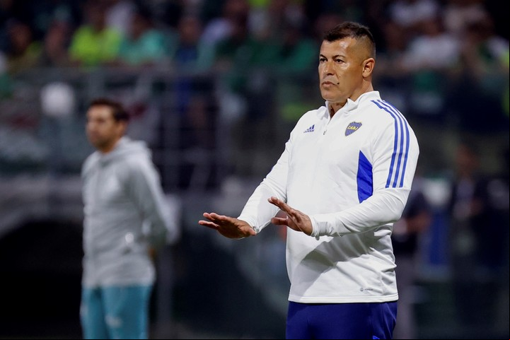 Jorge Almirón y un gesto repetido en la noche paolista. Foto: EFE/ Sebastiao Moreira.